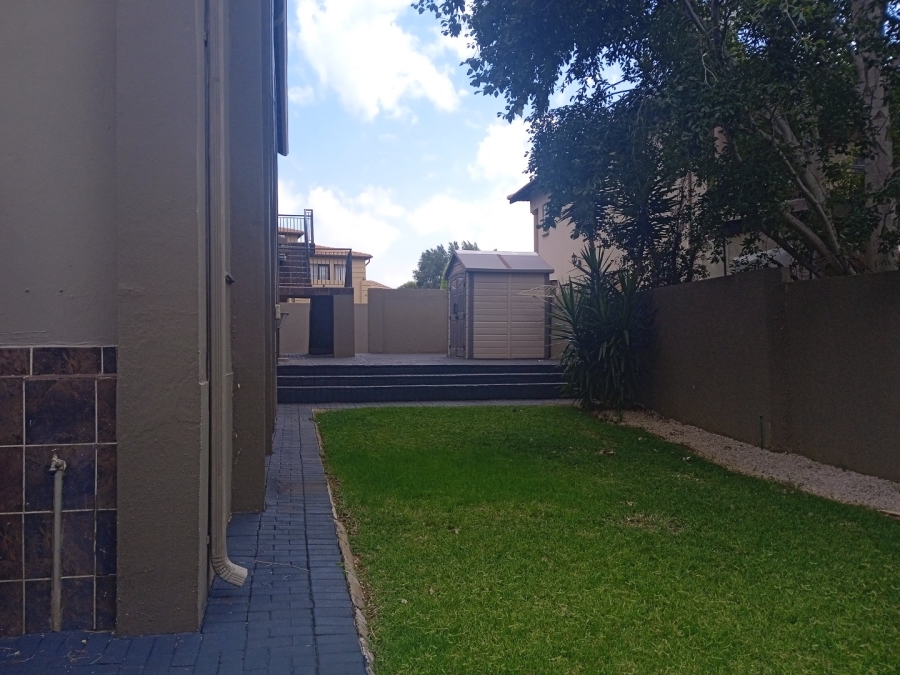 To Let 5 Bedroom Property for Rent in Xanadu North West